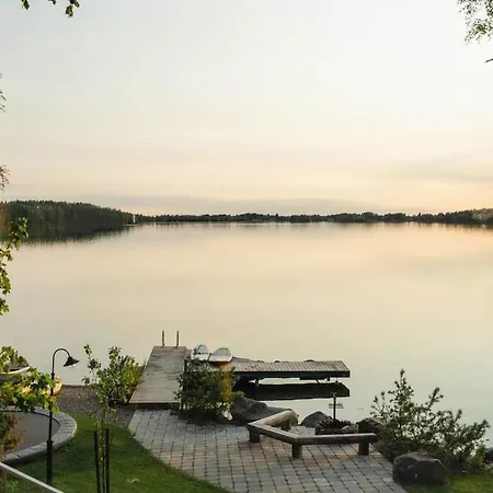 Lakefront Log Chalet Lempäälä